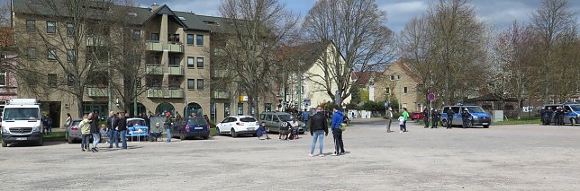 Bild: Protestierer, Beobachter und Bewacher auf dem August-Bebel-Platz