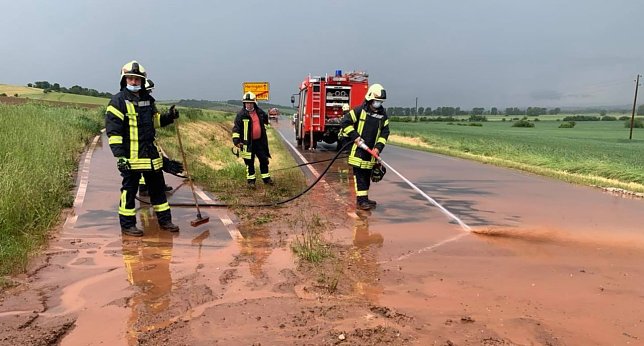 Bild: Stra&szlig;e nach Heringen musste von Schlamm befreit werden