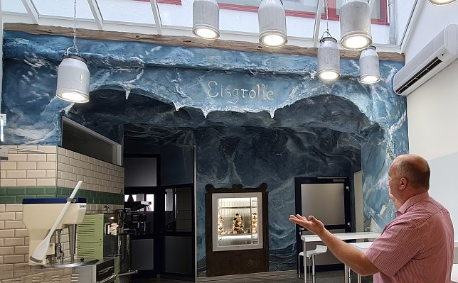 Bild: Die Eisgrotte gestaltete ein K&uuml;nstler aus R&ouml;blingen am See in Sachsen Anhalt.
