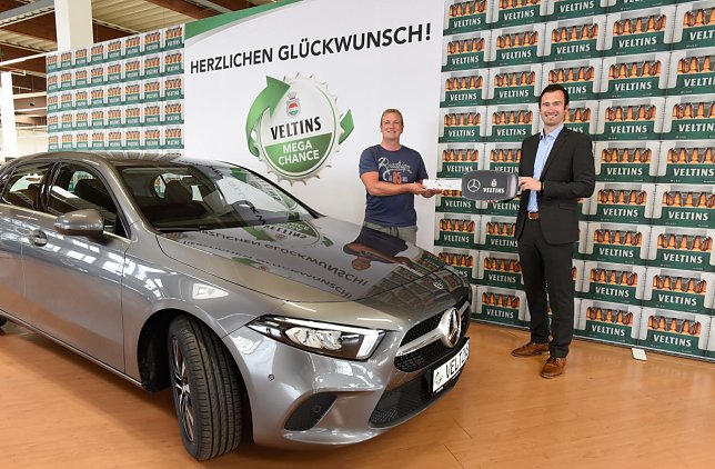 Bild: Freudig und &uuml;berrascht zugleich war Lars Dietrich (links) als er sein neues Auto von Veltins-Mitarbeiter Patrick Krause entgegennahm.