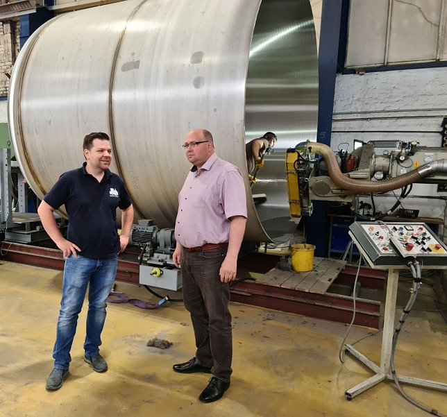 Bild: Frank Richardt (links) und Dirk Meyer in der 180 m langen Fertigungshalle in Nordhausen.