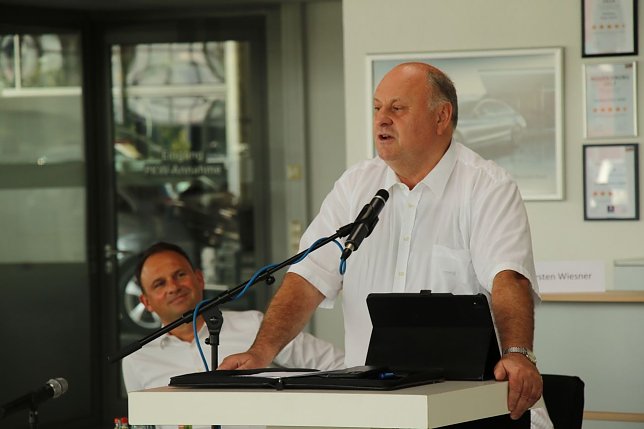 Bild: Den Auftakt zum Start ins Berufsleben f&uuml;r seine neuen Azubis &uuml;bernimmt Helmut Peter traditionell selbst