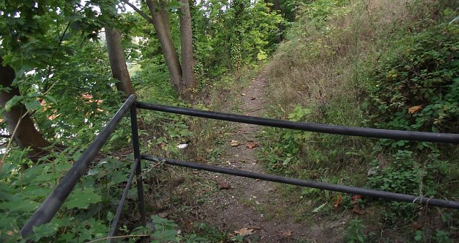 Bild: Wenige Meter ab Wassertreppe Richtung Altstadt endet der Johanniswall. Dahinter ein enger Pfad neben einem absch&uuml;ssigen Hang. Endpunkt des Walls w&auml;re die Barf&uuml;&szlig;erstra&szlig;e in H&ouml;he der Gastst&auml;tte "Felix" gewesen.