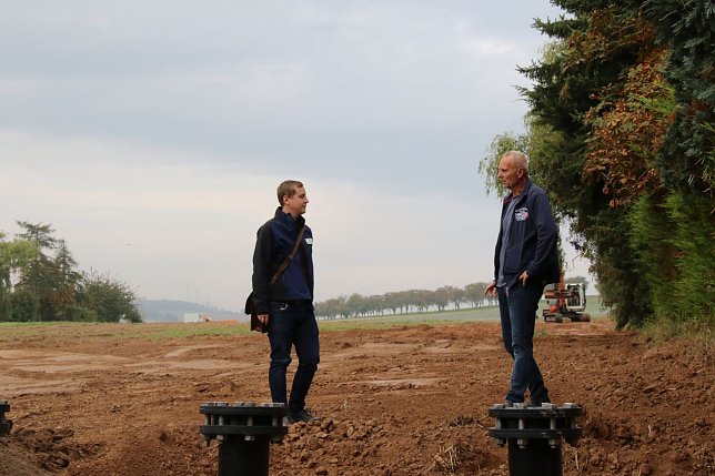 Bild: v.l.: Tim H&ouml;rth und und Hans-J&uuml;rgen Weidt auf dem Kollektorfeld in Werther