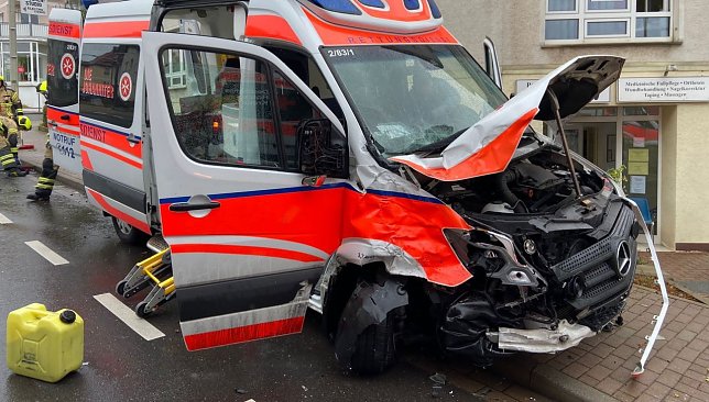 Bild: Unfall mit Rettungswagen