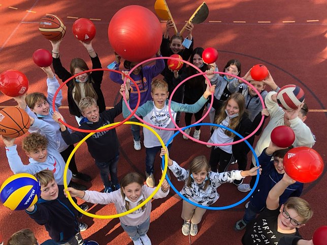 Bild: Sie symbolisieren den olympischen Geist und leben ihn mit ihrem Klassenlehrer Martin Schneider auch au&szlig;erhalb des Unterrichts aus, die 6-4.