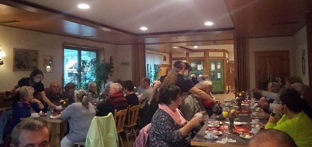 Bild: Dem Schlachte-Essen am Mittag folgte am Nachmittag ein Kaffeegedeck im Kressenhof.