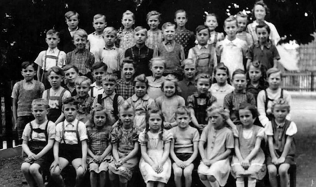 Bild: Einige der  M&auml;dchen und Jungen auf dem Foto, das vor etwa 70 Jahren auf dem Schulhof entstand, leben nicht mehr. Andere kommen heute noch immer gern zum Klassentreffen.