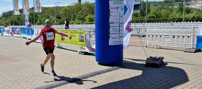 Bild: Thomas K&auml;ller nahm zum ersten Mal am Harztorlauf teil. Er lief mit einem Schrei der Zufriedenheit durch das Ziel der 8-km-Strecke. Er wurde mit 0:44:24,1 am Ende 44. von 93 gemeldeten Startern. Er wurde 2. seiner Altersklasse.