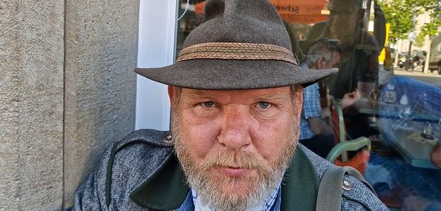 Bild: J&ouml;rg Menge nimmt seinen Hut...