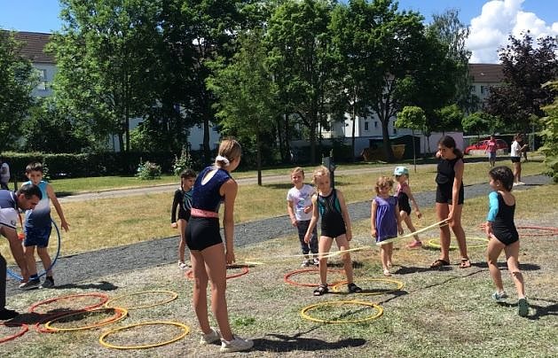 Bild: Mit Spiel und Spa&szlig; fand das Sommerfest seinen Abschluss. Stolz und mit strahlenden Augen gingen die Kinder nach Hause. 