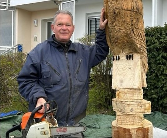 Bild: Detlef Helbing mit einer seiner Eulen