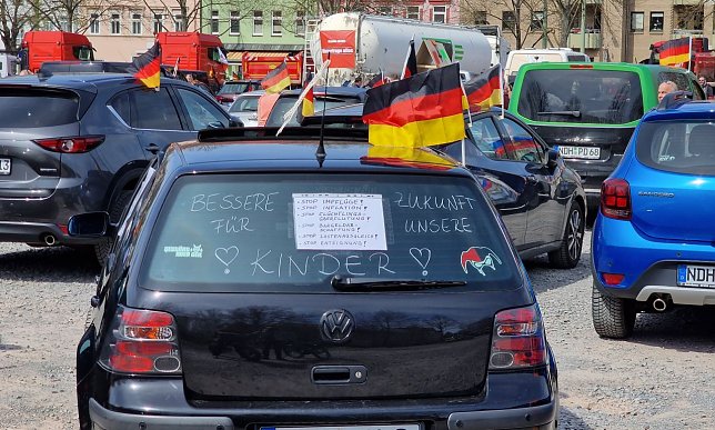 Bild: Slogans an vielen Fahrzeugen