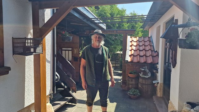 Bild: J&ouml;rg Schr&ouml;ter l&auml;dt in seinen Garten ein.
