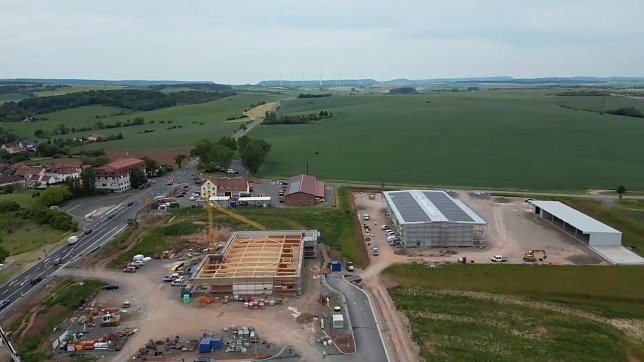Bild: Blick auf den Raiffeisenmarkt und den Discounter, links das Hotel in Werther