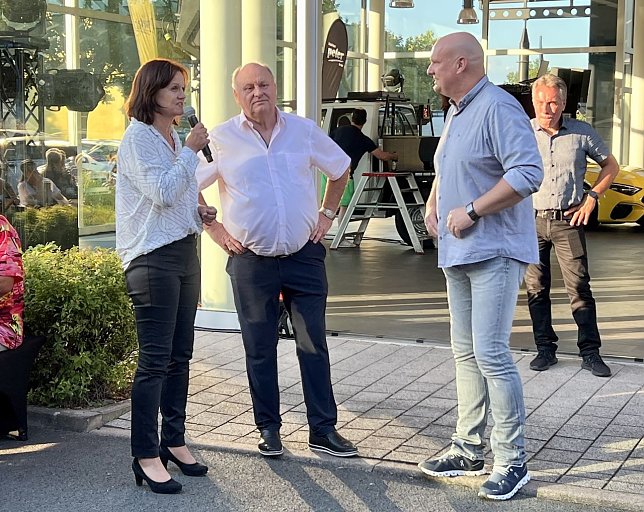 Bild: Von links: Landr&auml;tin, Firmenchef und B&uuml;rgermeister