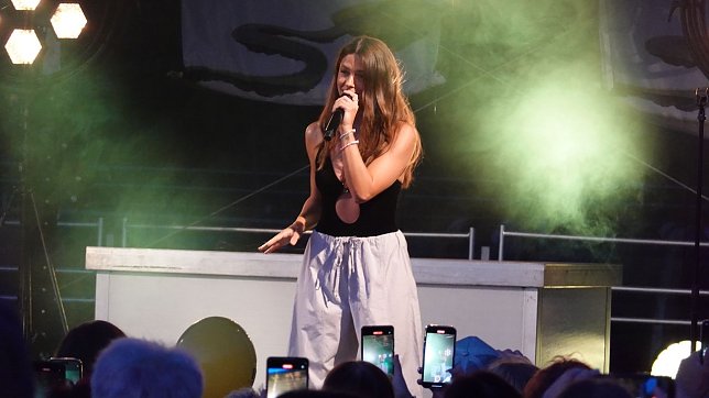 Bild: Vanessa Mai auf der EVN-B&uuml;hne