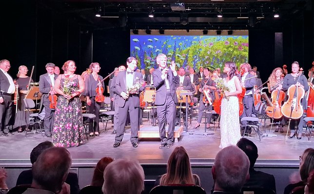 Bild: Die Solisten des Abends, von links: Camila Ribero-Souza (Sopran), Kyounghan Seo (Tenor), Daniel Klajner und Rina Hirayama (Mezzosopran). Und nat&uuml;rlich das Loh-Orchester.