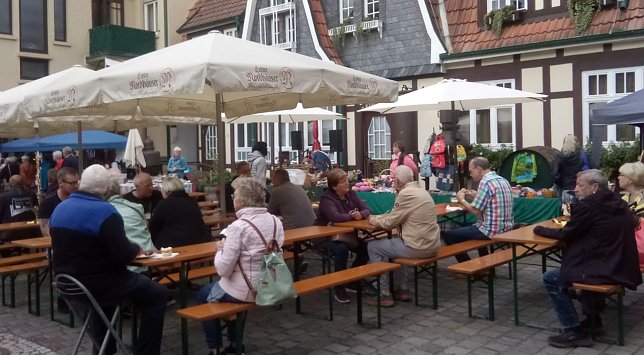 Bild: Schon zu Beginn des Festes waren die Pl&auml;tze gut belegt.