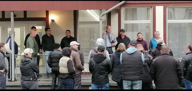 Bild: Landrat Jendricke im Gespr&auml;ch mit den B&uuml;rgern am Freitagnachmittag