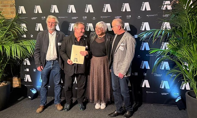Bild: Martin Taeger und Holger Gonska (links) erhalten den Preis von der Beauftragten der Bundesregierung f&uuml;r Kultur und Medien, Claudia Roth. Rechts daneben Jens Endmann