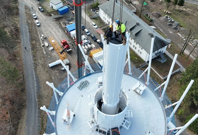 Bild: In luftiger H&ouml;he wird der Besenstiel montiert.