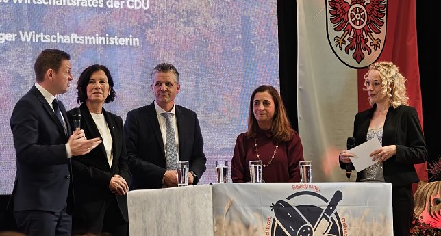 Bild: Kurze Talrunde. Von links: David Gregosz, Colette Boos-John, Astrid Hamker und die Moderatorin des Abends.
