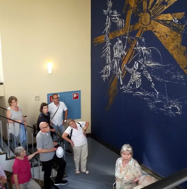 Bild: Stadtterrasse � Gipsrelief: Frau Kneffel erl&auml;utert das Kunstwerk von Manfred Kandt