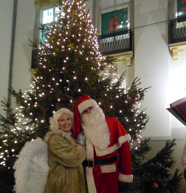 Bild: Theaterengel und Weihnachtsmann verk&uuml;rzen vor dem Theater die Wartezeit auf das Fest der Feste