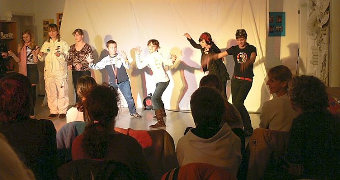 Auf der Bühne (Foto: Theater) Auf der Bühne (Foto: Theater)