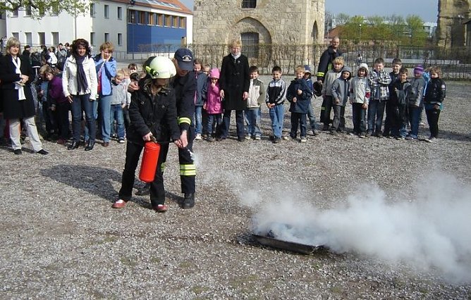 Brandschutz ge&uuml;bt (Foto: R. Willerbach)