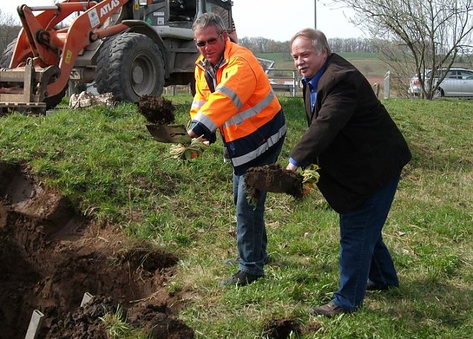 Spatenstechen (Foto: privat) Spatenstechen (Foto: privat)