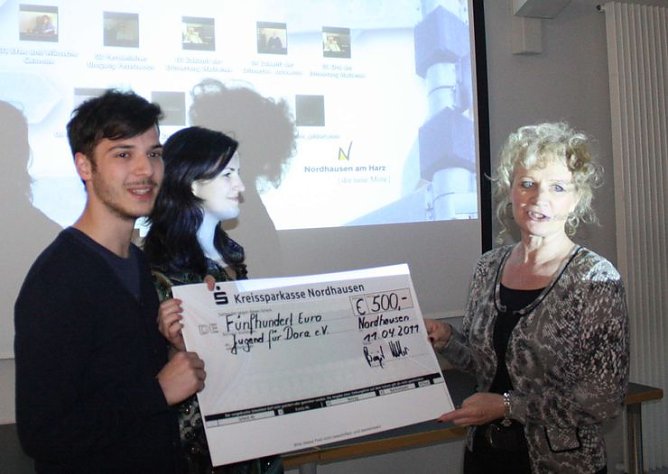 500 Euro &uuml;bergeben (Foto: T. Wendehost)