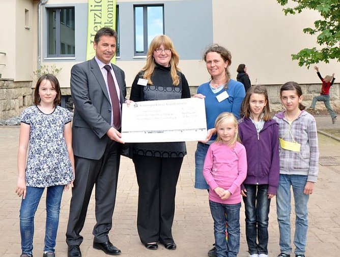 Scheck &uuml;bergeben (Foto: privat)