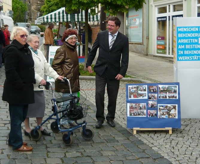 Besuch am Infostand (Foto: privat) Besuch am Infostand (Foto: privat)