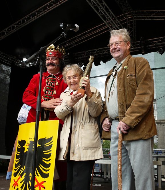Frau Schirmer wird geehrt (Foto: Angelo Glashagel)