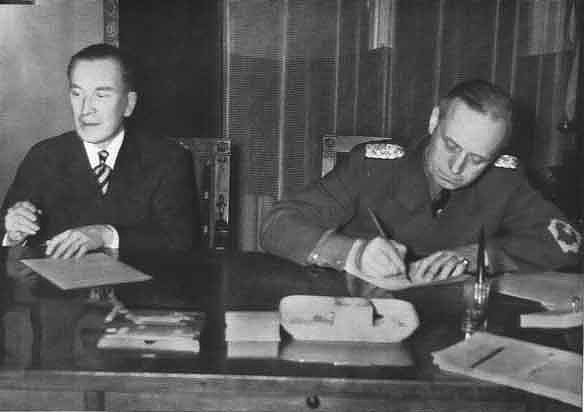 Vertragsunterzeichnung 1939 (Foto: Wikipedia) Vertragsunterzeichnung 1939 (Foto: Wikipedia)