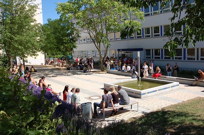 Blick in den Campus (Foto: FHN)