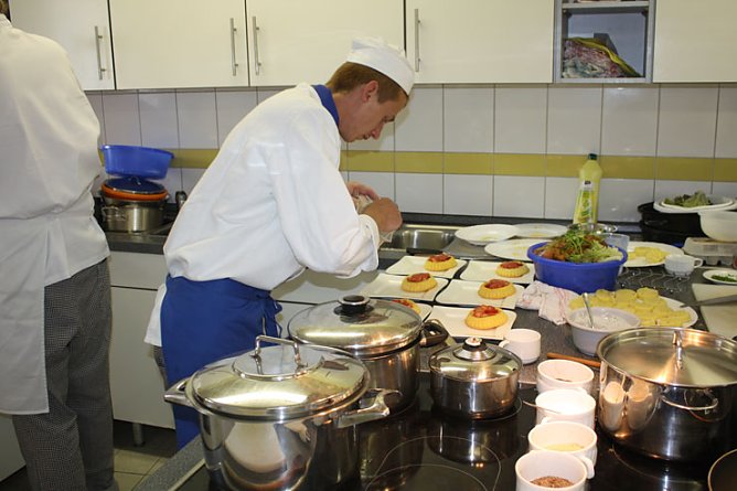 IHK pr&auml;sentiert Restaurantazubis (Foto: Tobias Wendehost)