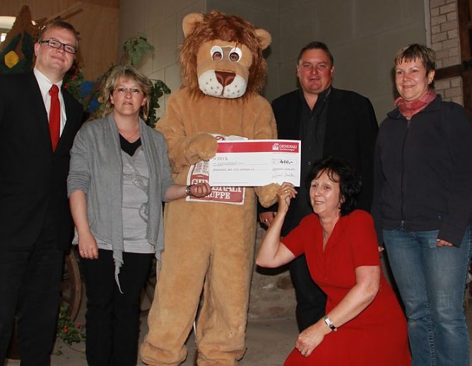 Übergeben (Foto: privat) Übergeben (Foto: privat)