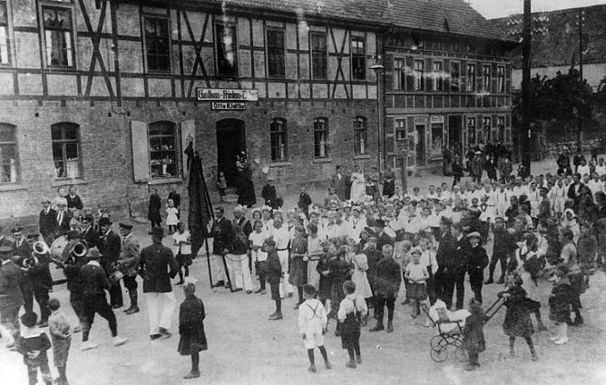 Die "Friedenseiche" um 1930 (Foto: Archiv)