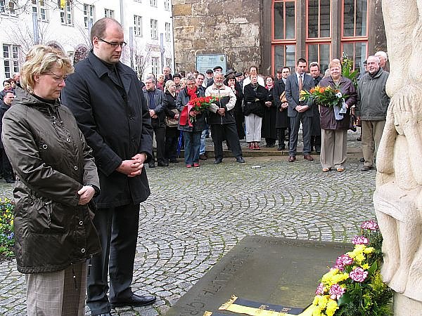 Gedenken an der Stele (Foto: Bergmann) Gedenken an der Stele (Foto: Bergmann)
