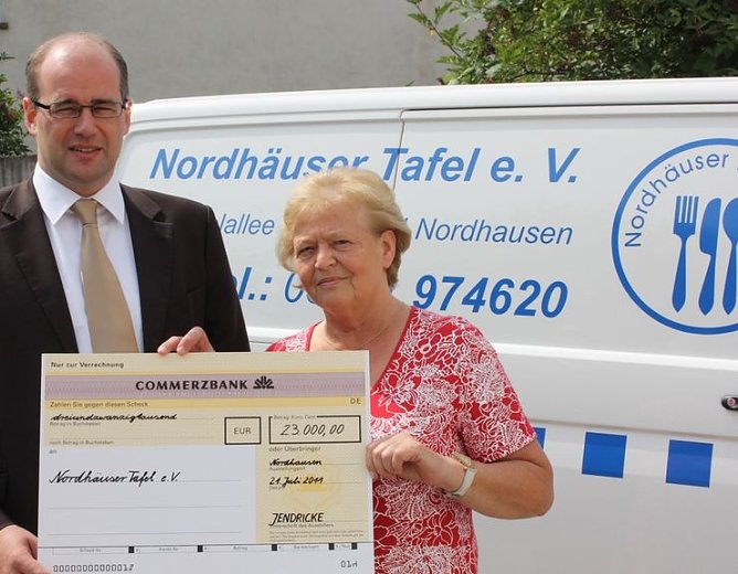 Scheck &uuml;bergeben (Foto: P. Grabe)