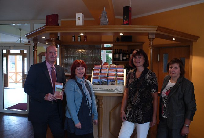 Präsentation Faltblatt Geopark (Foto: Tobias Wendehost) Präsentation Faltblatt Geopark (Foto: Tobias Wendehost)