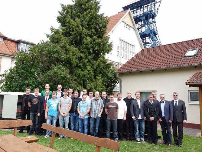 Zeugnisse übergeben (Foto: Karl-Heinz Herrmann) Zeugnisse übergeben (Foto: Karl-Heinz Herrmann)