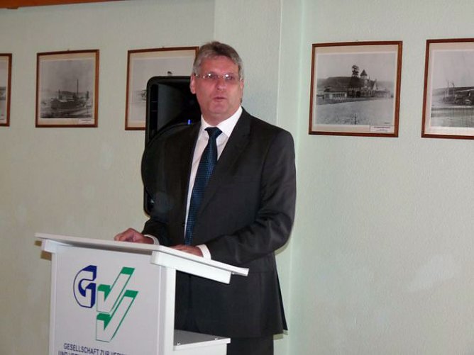 Zeugnisse übergeben (Foto: Karl-Heinz Herrmann) Zeugnisse übergeben (Foto: Karl-Heinz Herrmann)