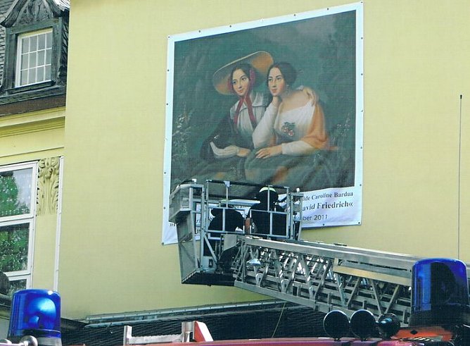 Wandbild wird aufgehängt (Foto: H. Kneffel) Wandbild wird aufgehängt (Foto: H. Kneffel)