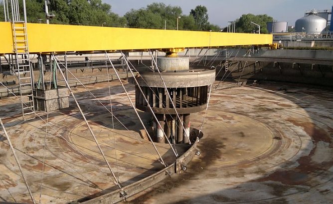 Leeres Nachklärbecken (Foto: Hans-Jürgen Otto) Leeres Nachklärbecken (Foto: Hans-Jürgen Otto)