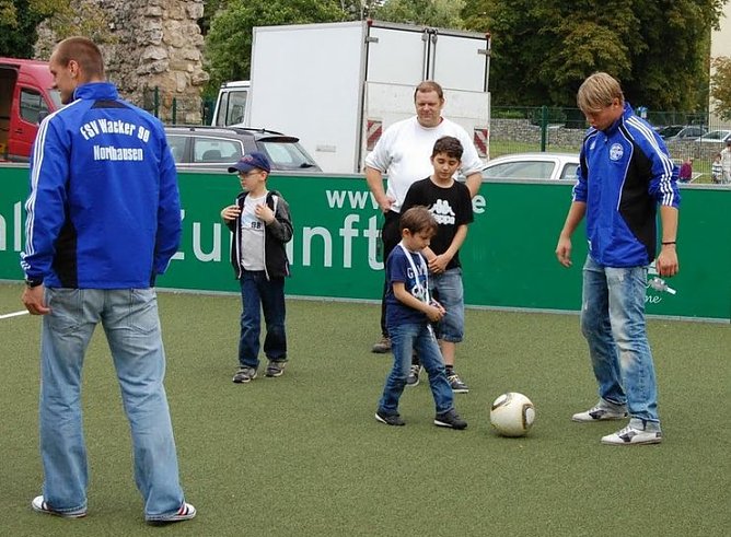 Junge G&auml;ste f&uuml;r Fu&szlig;ball interessiert (Foto: Olaf Dobrzykowsky)