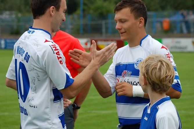 Kapit&auml;nsbinde wird &uuml;bergeben (Foto: Olaf Dobrzykowsky)